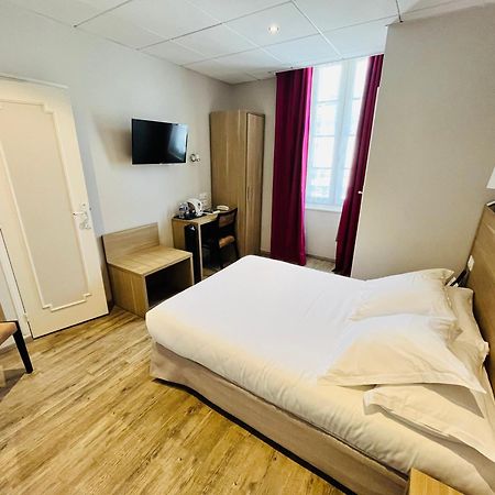 Logis Au Grand Hotel Et Son Restaurant Mayenne Exterior photo