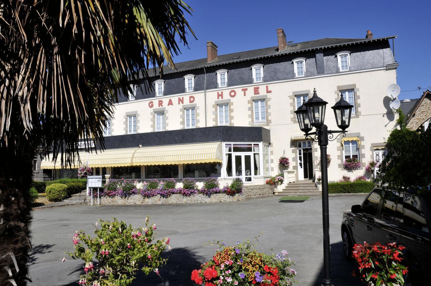 Logis Au Grand Hotel Et Son Restaurant Mayenne Exterior photo