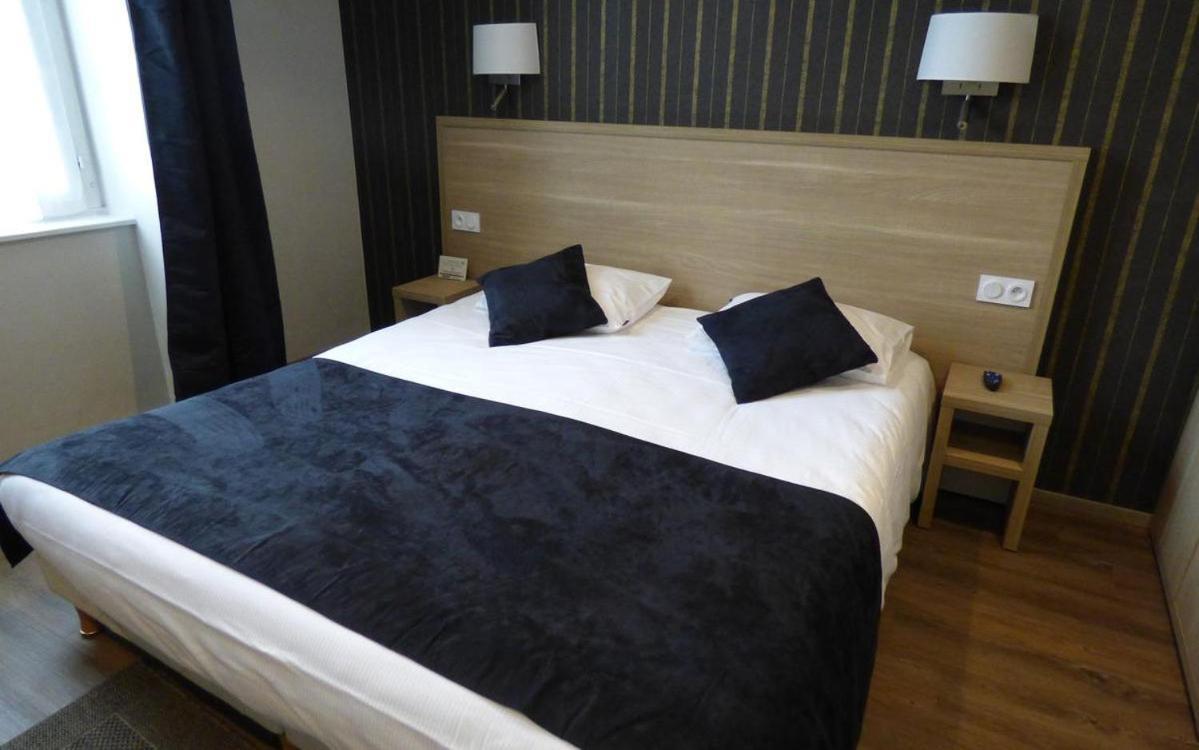 Logis Au Grand Hotel Et Son Restaurant Mayenne Exterior photo