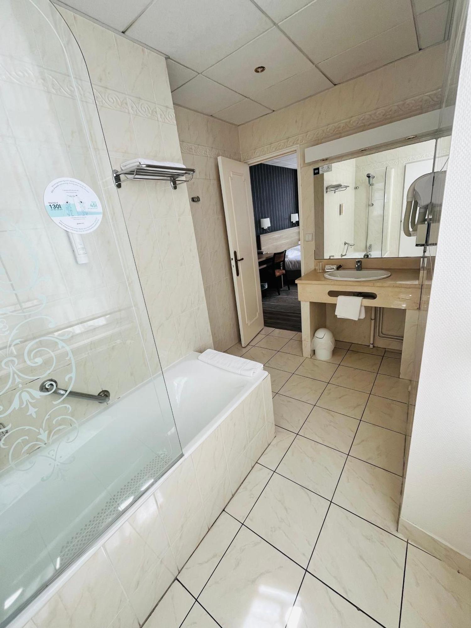 Logis Au Grand Hotel Et Son Restaurant Mayenne Exterior photo