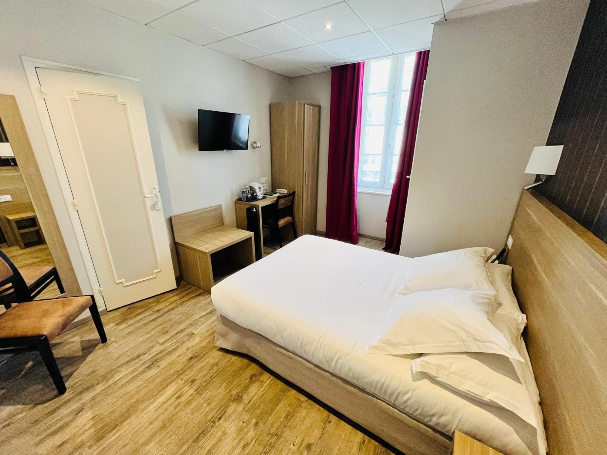 Logis Au Grand Hotel Et Son Restaurant Mayenne Exterior photo