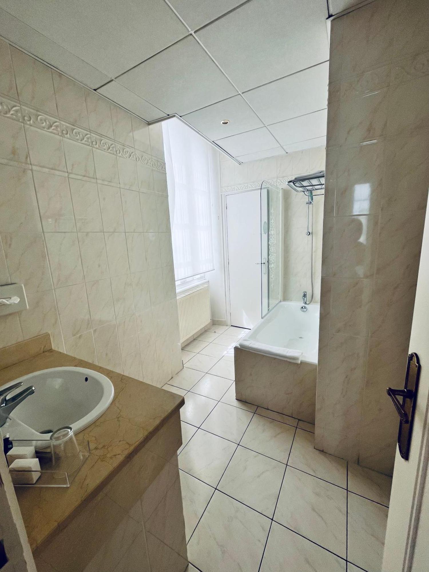Logis Au Grand Hotel Et Son Restaurant Mayenne Exterior photo