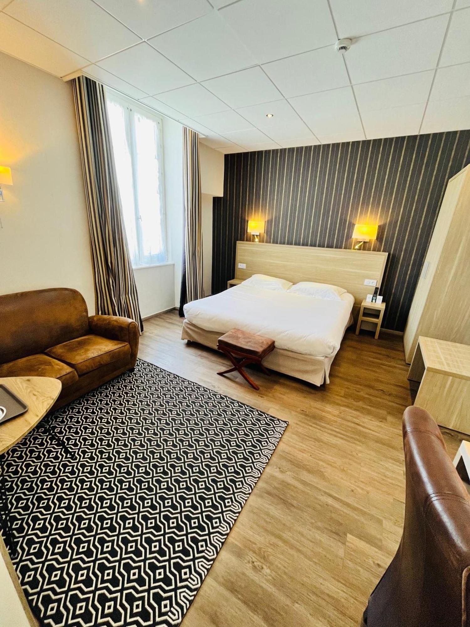 Logis Au Grand Hotel Et Son Restaurant Mayenne Exterior photo