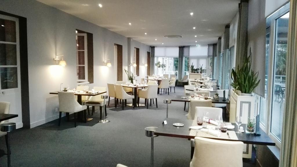 Logis Au Grand Hotel Et Son Restaurant Mayenne Exterior photo