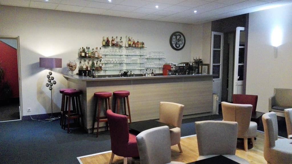 Logis Au Grand Hotel Et Son Restaurant Mayenne Exterior photo