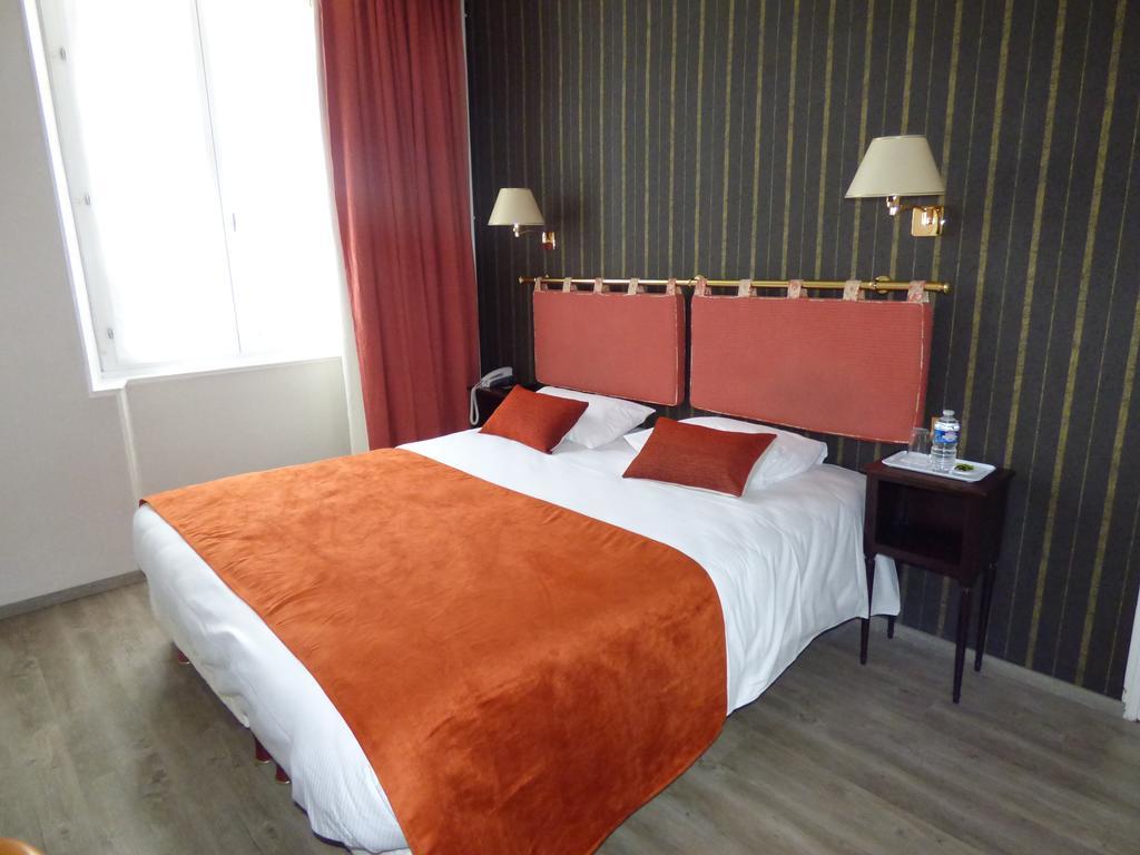 Logis Au Grand Hotel Et Son Restaurant Mayenne Exterior photo
