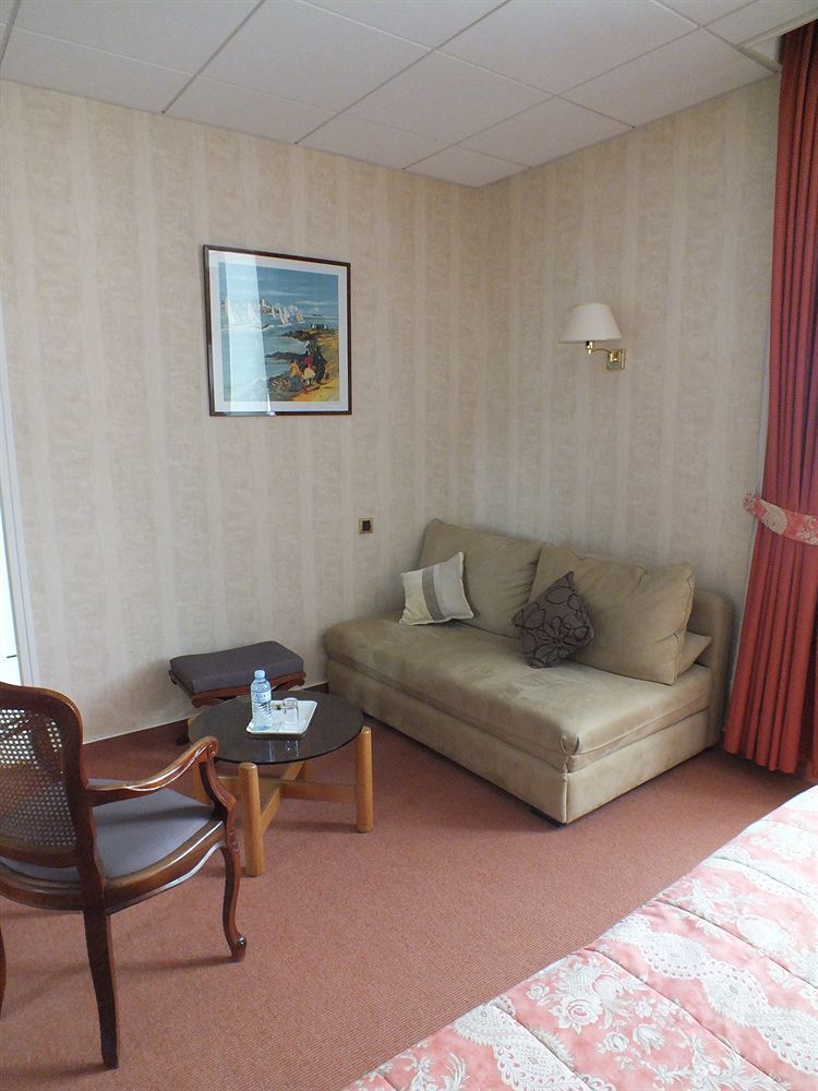 Logis Au Grand Hotel Et Son Restaurant Mayenne Exterior photo