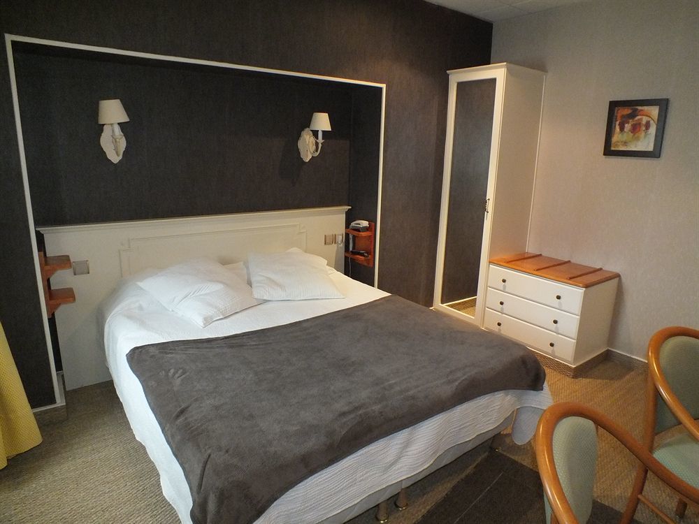 Logis Au Grand Hotel Et Son Restaurant Mayenne Exterior photo