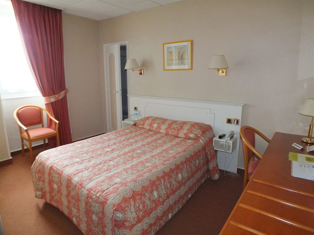 Logis Au Grand Hotel Et Son Restaurant Mayenne Exterior photo