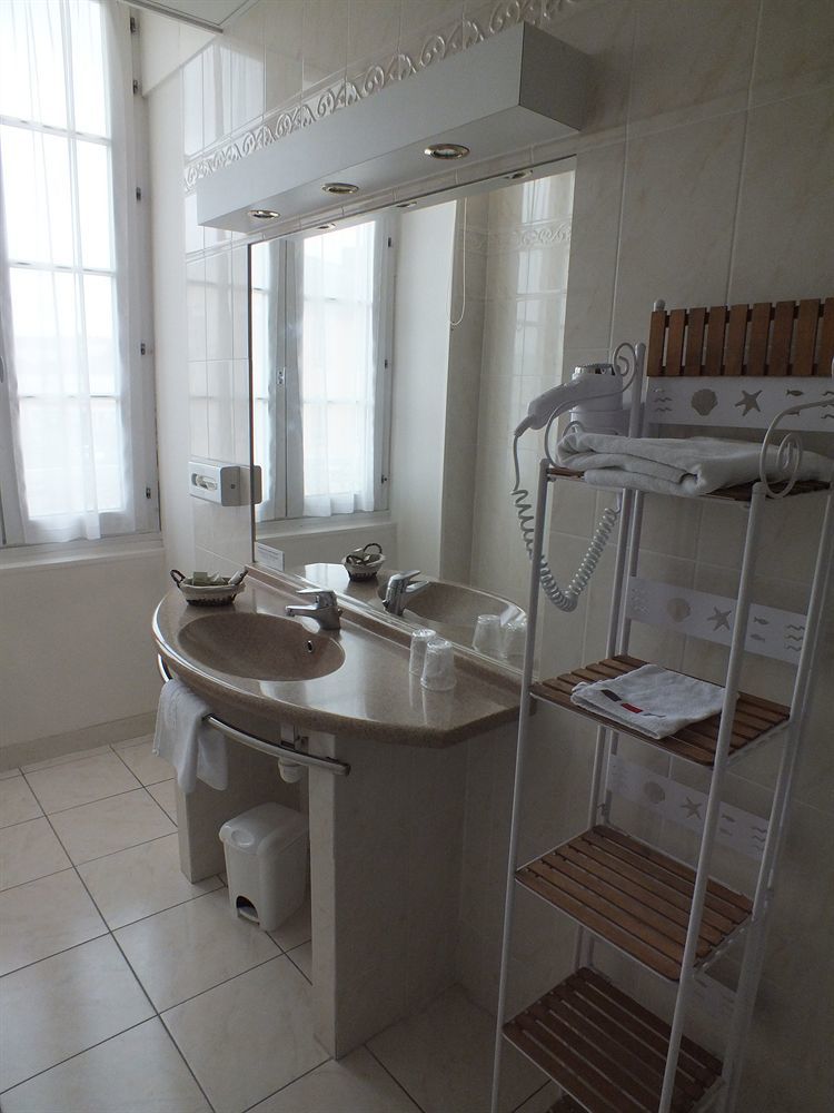 Logis Au Grand Hotel Et Son Restaurant Mayenne Exterior photo