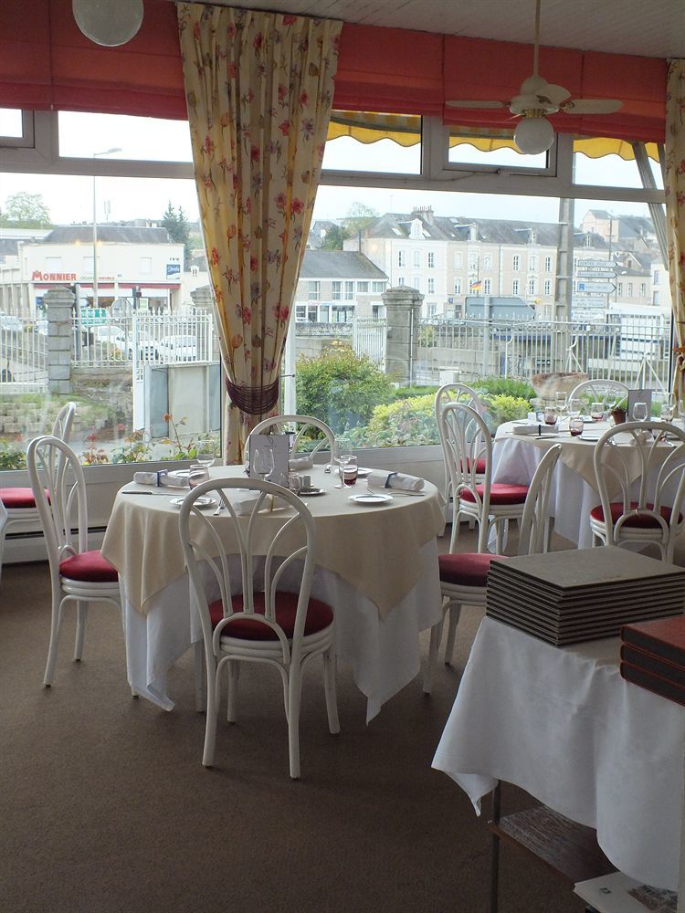 Logis Au Grand Hotel Et Son Restaurant Mayenne Exterior photo