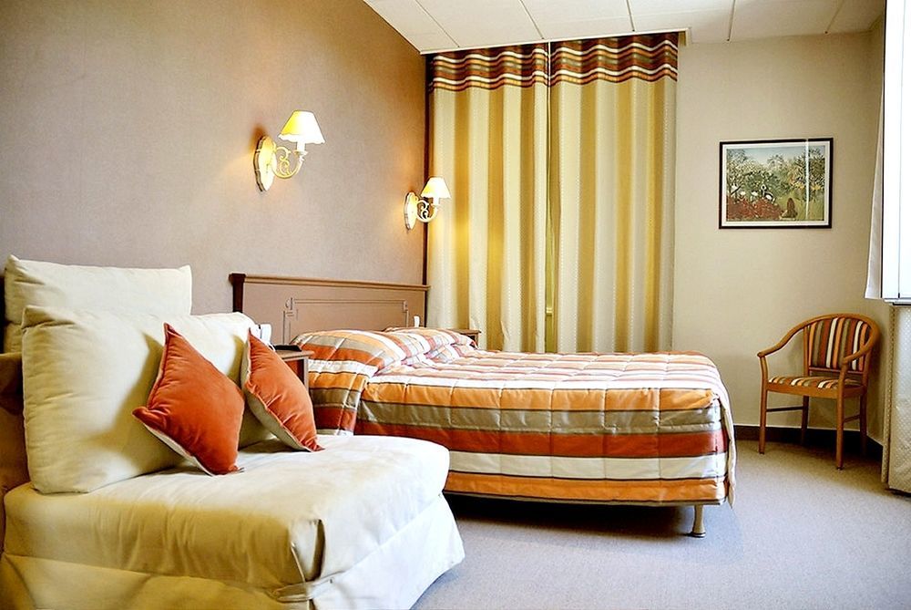 Logis Au Grand Hotel Et Son Restaurant Mayenne Exterior photo