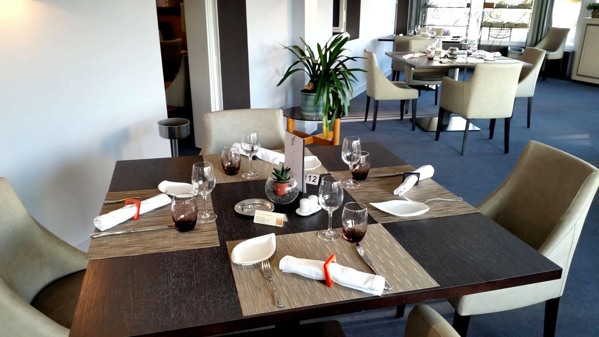 Logis Au Grand Hotel Et Son Restaurant Mayenne Exterior photo