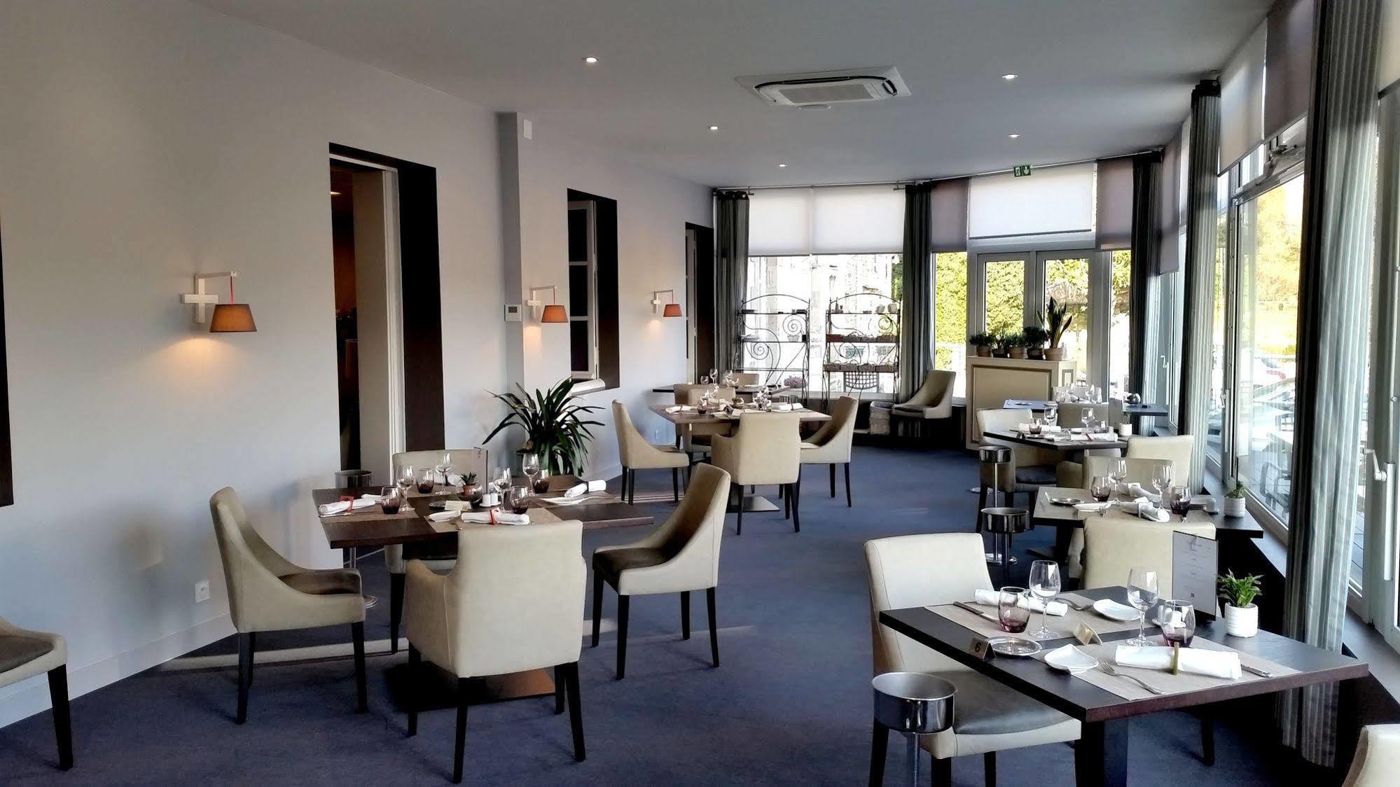 Logis Au Grand Hotel Et Son Restaurant Mayenne Exterior photo