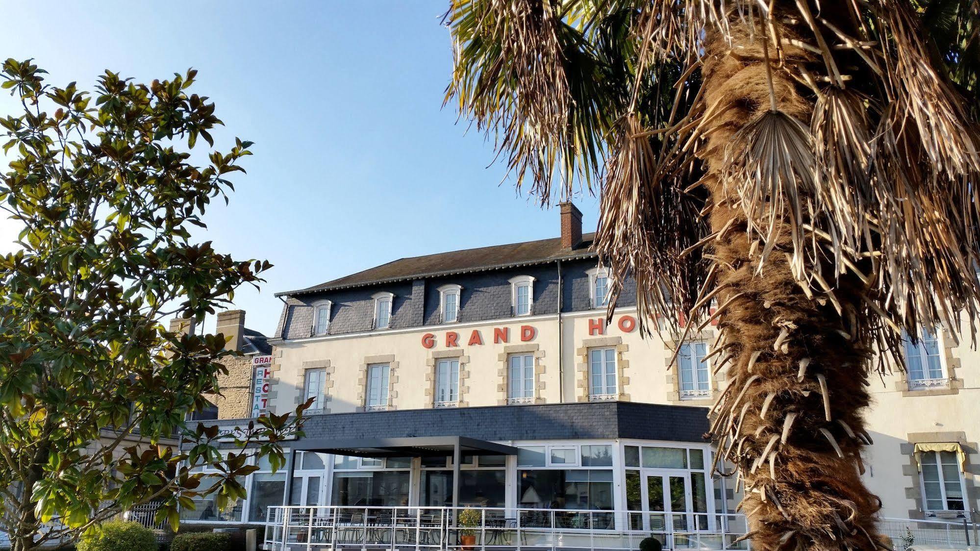 Logis Au Grand Hotel Et Son Restaurant Mayenne Exterior photo