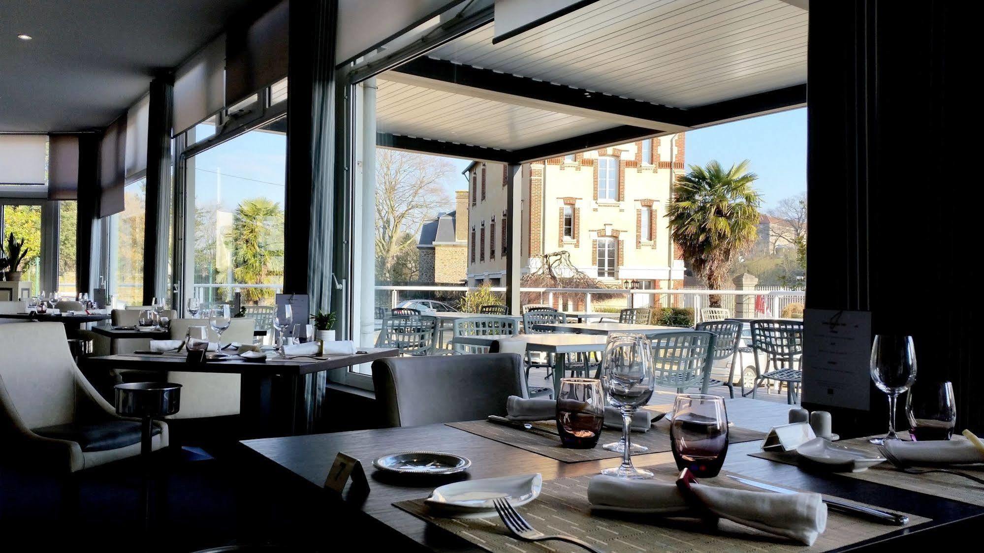 Logis Au Grand Hotel Et Son Restaurant Mayenne Exterior photo