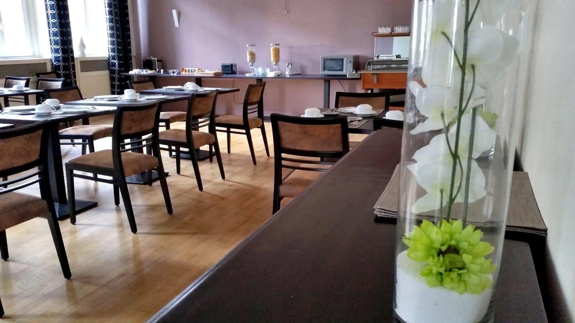 Logis Au Grand Hotel Et Son Restaurant Mayenne Exterior photo