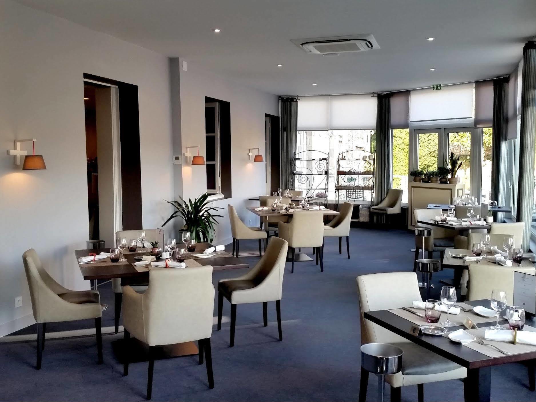 Logis Au Grand Hotel Et Son Restaurant Mayenne Exterior photo