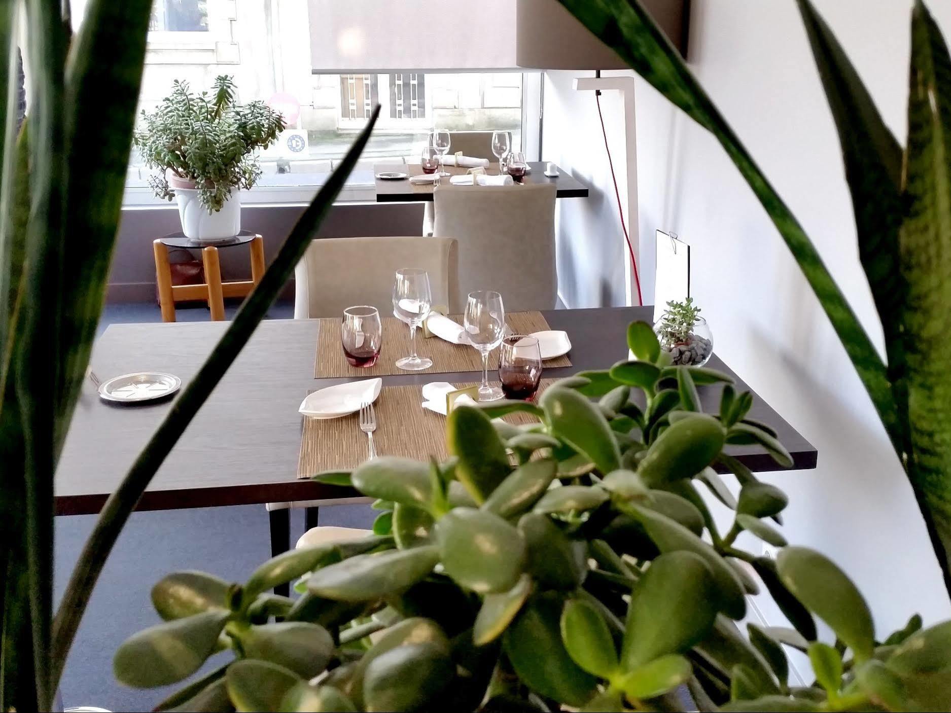Logis Au Grand Hotel Et Son Restaurant Mayenne Exterior photo
