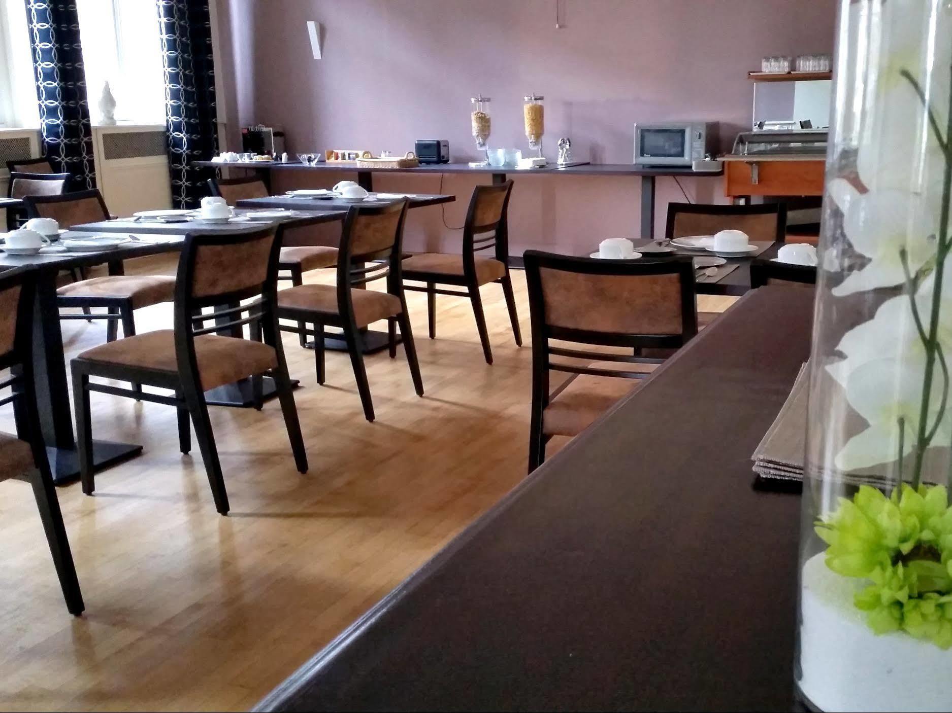 Logis Au Grand Hotel Et Son Restaurant Mayenne Exterior photo