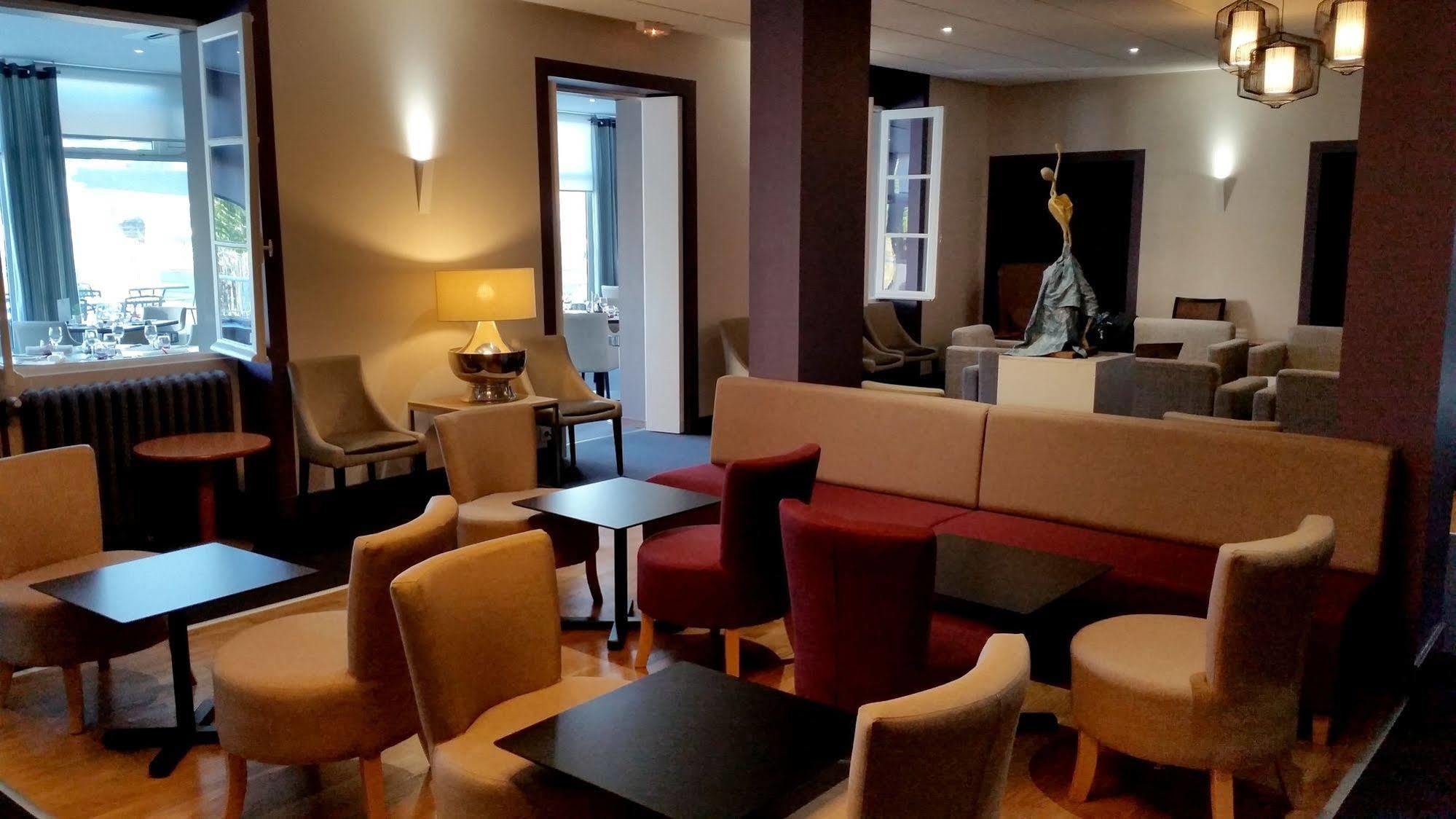 Logis Au Grand Hotel Et Son Restaurant Mayenne Exterior photo