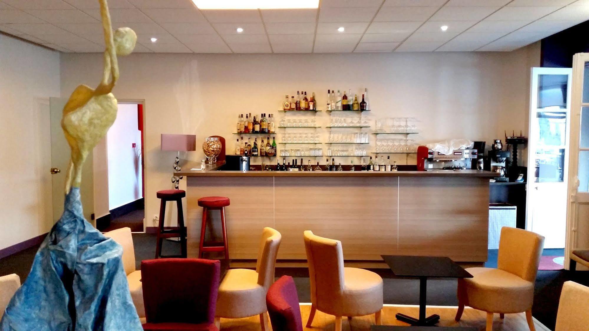 Logis Au Grand Hotel Et Son Restaurant Mayenne Exterior photo