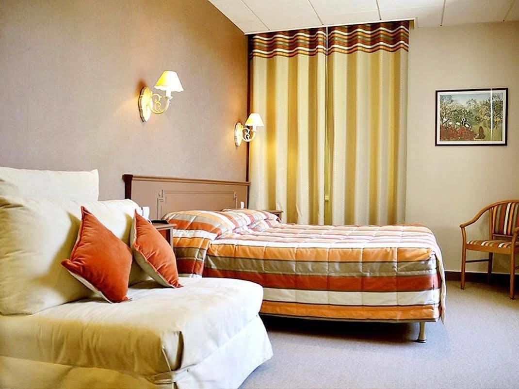 Logis Au Grand Hotel Et Son Restaurant Mayenne Exterior photo
